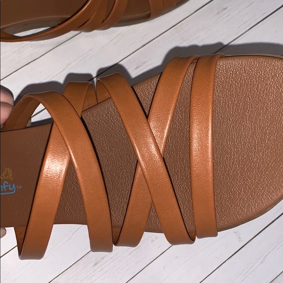 NEW! WORN ONCE!! women, brown sandals SIZE- 7 - Picture 2 of 4